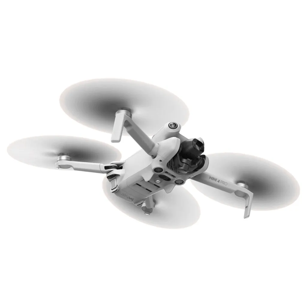 DJI Mini 4 Pro em ângulo de três quartos com hélices visíveis